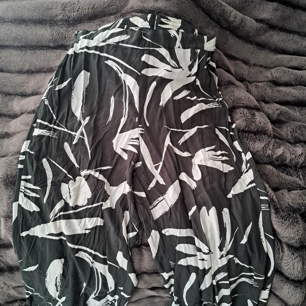 T Tahari Monochrome Abstract Print Pants